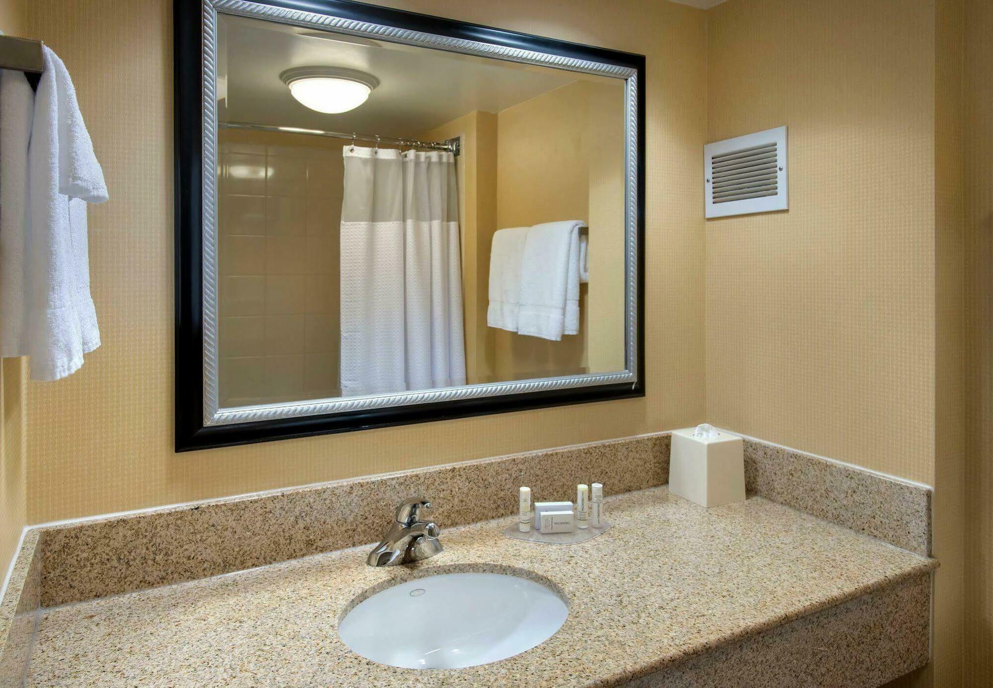 Courtyard By Marriott Secaucus Meadowlands Hotel Buitenkant foto